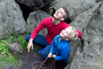 Vater und Sohn klettern