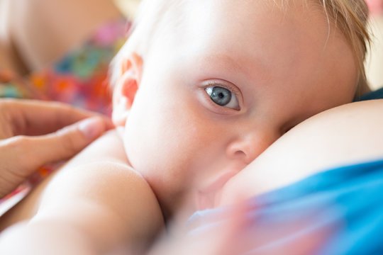 Baby wird gestillt