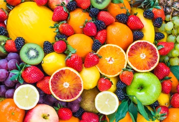 Tuinposter Geassorteerde vruchten achtergrond. Lekker kleurrijk fruit © travelbook
