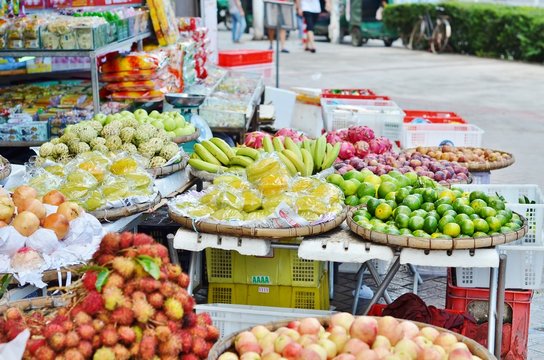 Trade exotic fruits in tropical China