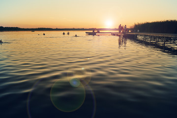 jezioro podczas zachodu słońca z falrą