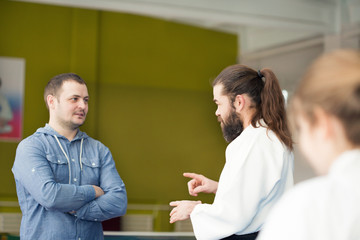 Obraz premium Aikido instructor talking to girl's father