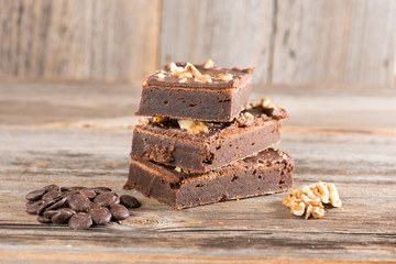 Schokoladen Brownie auf Holzhintergrund