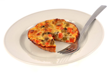Tarte aux petits légumes dans l'assiette