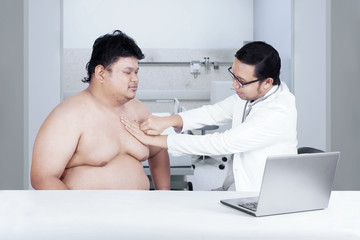 Fototapeta premium Fat man check up to doctor 1