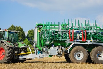 Naklejka premium Ackerbau: Bodennahe Gülleausbringung, Bildausschnitt