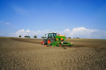Schlepper mit Sämaschine von hinten, Weitwinckel. © Countrypixel