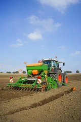 Traktor mit Sämaschine von hinten.