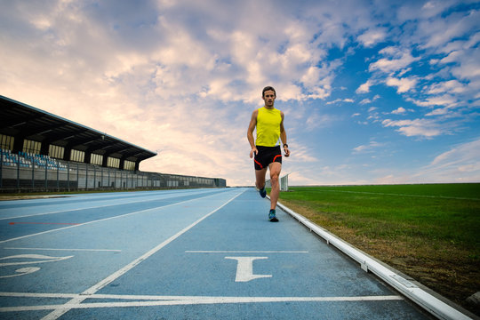 Uomo che corre su pista di atletica