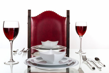 Gedeckter Tisch für zwei Personen
