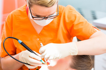 Patientin bei professioneller Zahnreinigung 