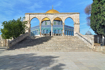 Fototapeta na wymiar Arcade in front of the Dome of the Rock Mosque in Jerusalem
