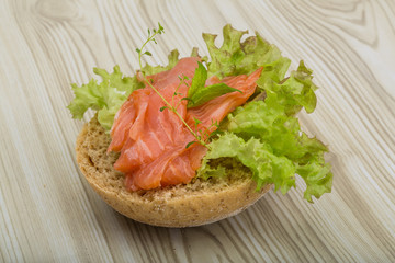Salmon sandwich with thyme