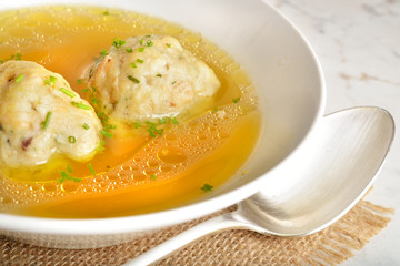 Knödel in brodo