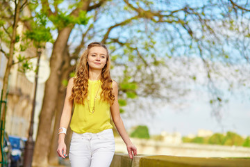 Naklejka premium Beautiful young girl walking in Paris