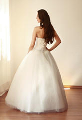 Fototapeta premium Beautiful bride in white wedding dress mariage