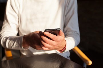 using smartphone in coffee shop