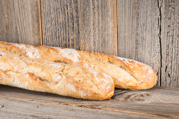 Baguette auf Holzhintergrund