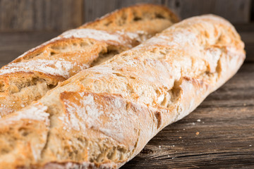 Baguette auf Holzhintergrund