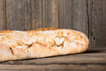 Baguette auf Holzhintergrund