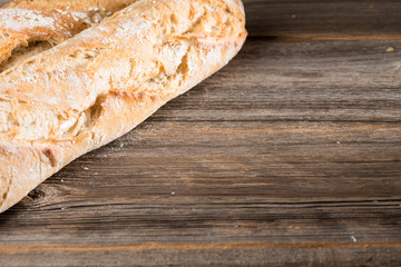 Baguette auf Holzhintergrund