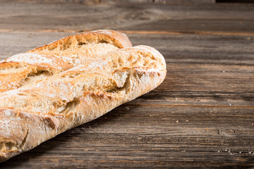 Baguette auf Holzhintergrund