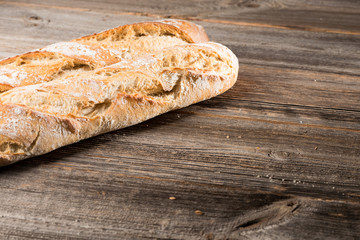 Baguette auf Holzhintergrund