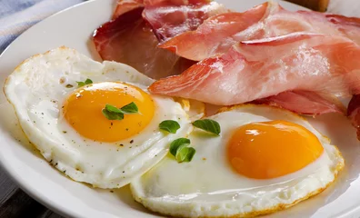 Cercles muraux Oeufs sur le plat eggsufs frits et bacon pour un petit-déjeuner sain