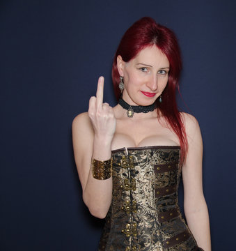 Donna sensuale con il dito medio alzato