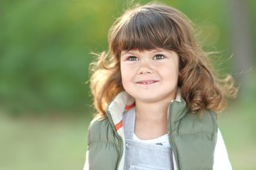 Naklejka premium portrait of little girl outdoors in summer
