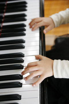 ピアノと子供の手