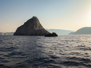 Fototapeta na wymiar large stone cliff near the shore into the sea