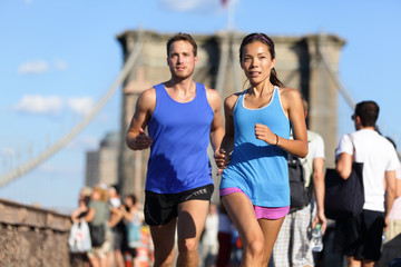 City running couple on Brooklyn bridge