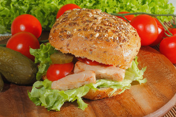 Körnerbrötchen mit gebratenem Hühnerfleisch