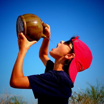 Ni&ntilde;o bebiendo en botijo