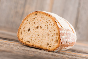 halbes, helles Bauernbrot