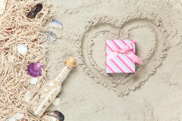 Fototapeta premium Net, shells with bottle and gift box