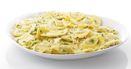 Assiette raviolis fromage basilic