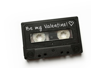Obraz premium Musikmix zum Valentinstag auf Musikkassette vor weißem Hintergrund, Retro Kompaktkassette
