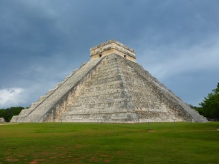 Fototapeta na wymiar Chitchen Itza pyramid