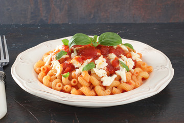cucina italiana pasta con pomodoro basilico e mozzarella