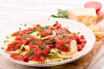 Ravioli mit Tomatensauce