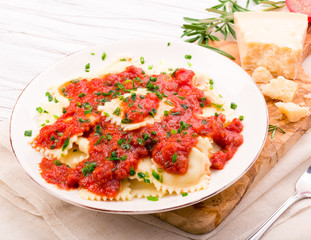 Ravioli mit Tomatensauce