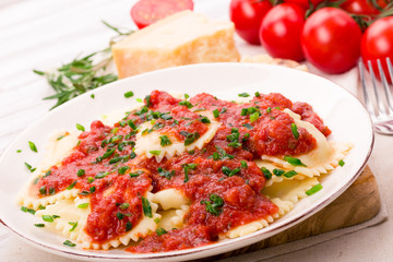 Ravioli mit Tomatensauce