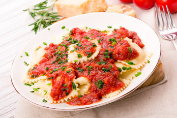 Ravioli mit Tomatensauce