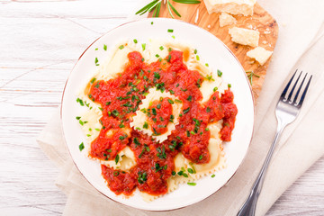 Ravioli mit Tomatensauce