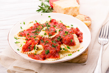 Ravioli mit Tomatensauce