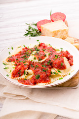 Ravioli mit Tomatensauce