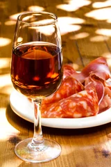 Fotobehang Glas sherry met een snack (ham, jamon, parma). © besjunior