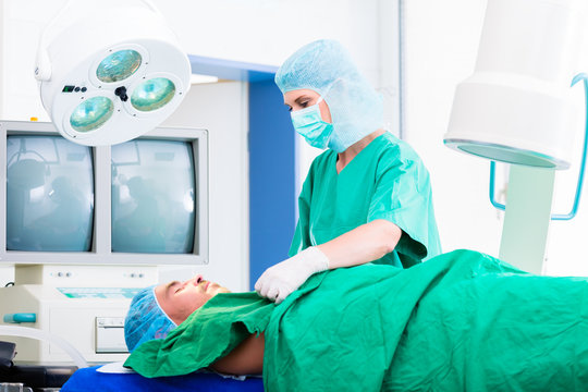 Doktor operiert im OP an Patientin